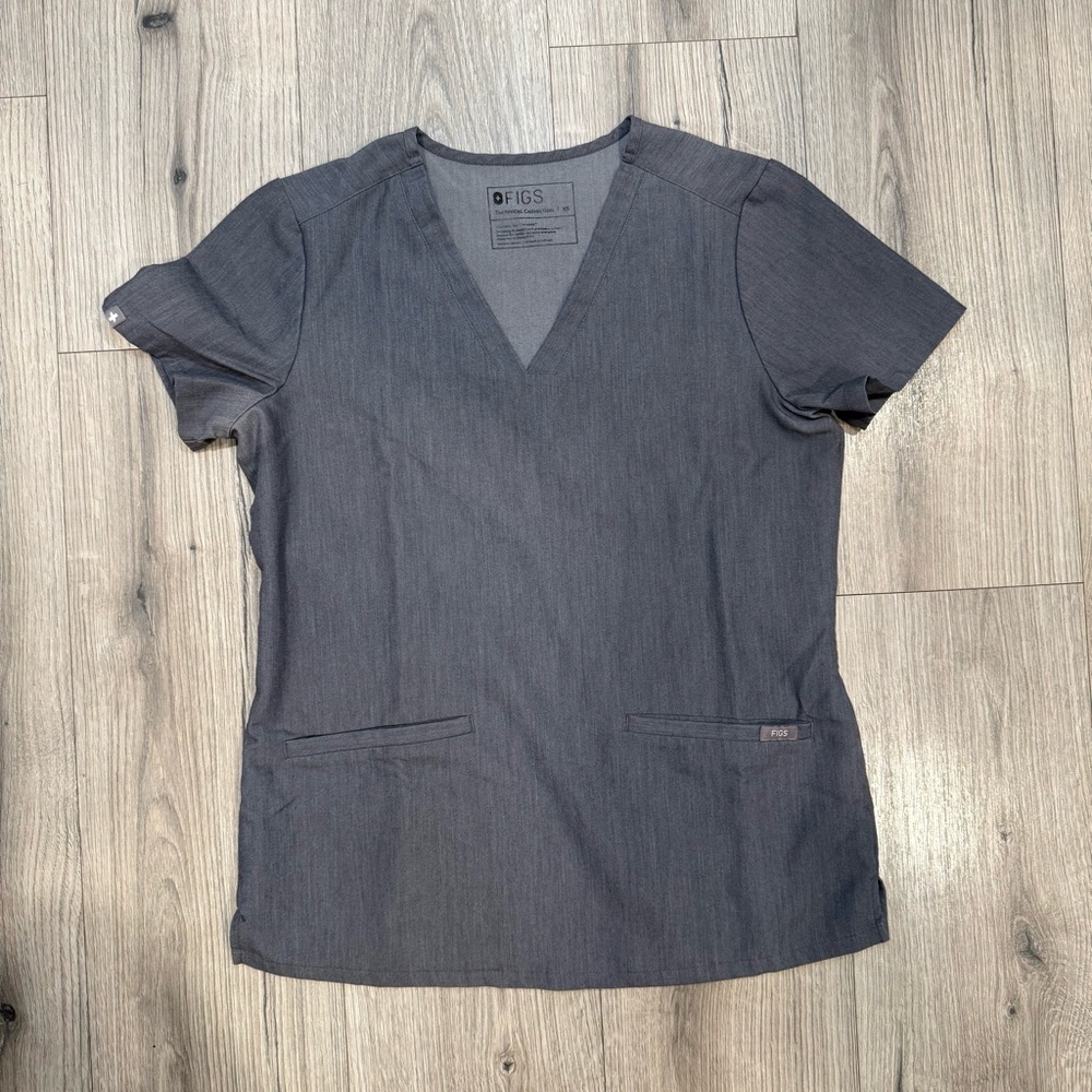 FIGS Casma 3-Pocket Scrub Top Grey